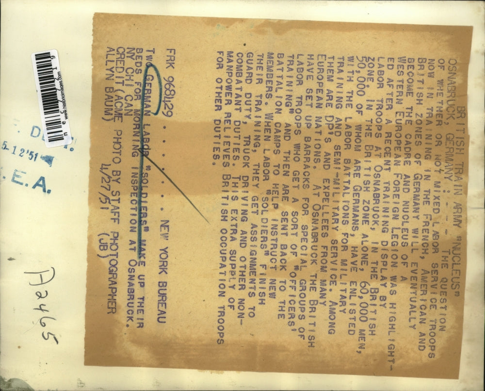 1951 Press Photo 2 German Labor soldiers make up their beds at Osnabruck Germany