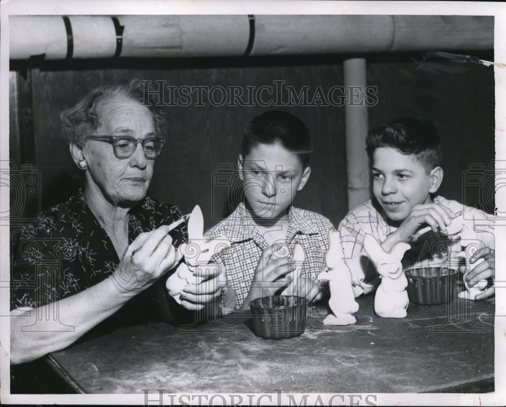 1957 Press Photo Anna Rockwell teaching boys ceramics to Al Uridel & Tony Strrah