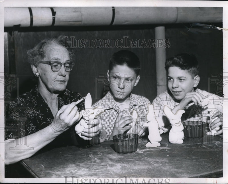 Load image into Gallery viewer, 1957 Press Photo Anna Rockwell teaching boys ceramics to Al Uridel &amp; Tony Strrah
