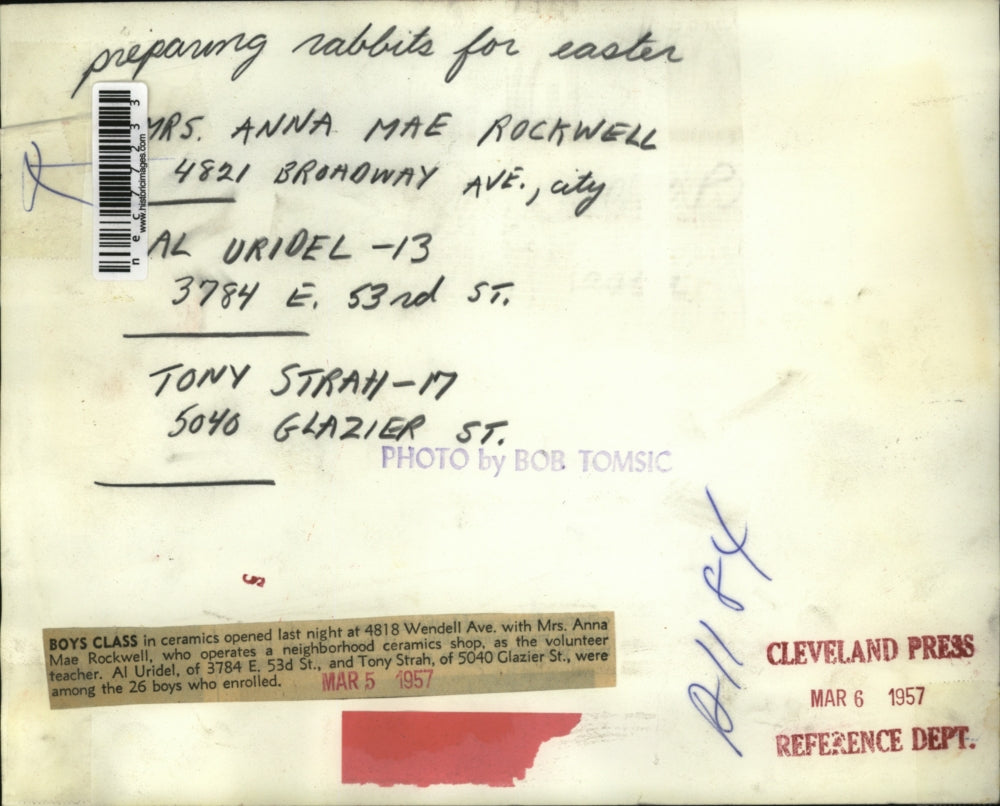 1957 Press Photo Anna Rockwell teaching boys ceramics to Al Uridel & Tony Strrah