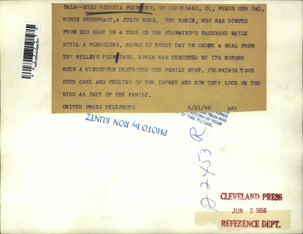 1956 Press Photo Miss Roberta Fleming feeds Robin redbreast a worm