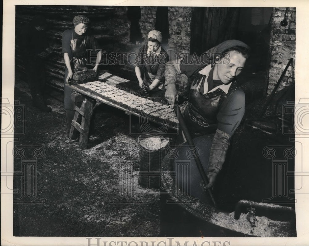 1948 Press Photo Germans manufacture Ersatz Coal, which provides 6 times of heat