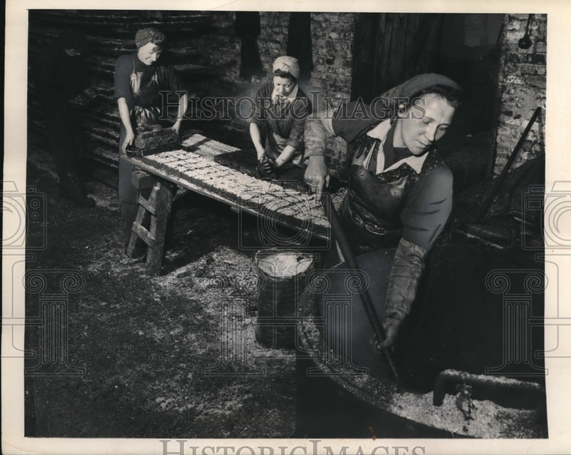 Load image into Gallery viewer, 1948 Press Photo Germans manufacture Ersatz Coal, which provides 6 times of heat
