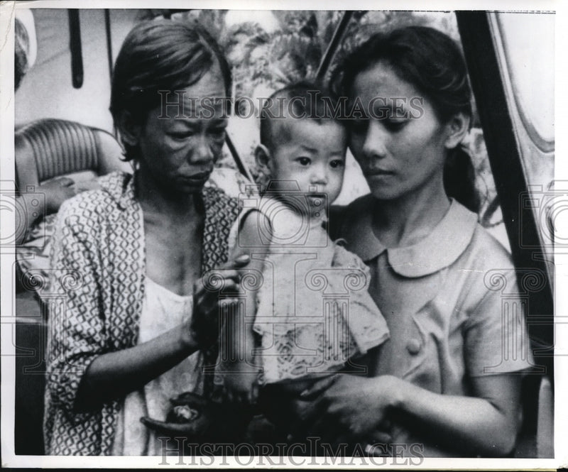 Load image into Gallery viewer, 1971 Press Photo Adelaida Cruz kidnapped Julita R. Villanueva's daughter, Julita
