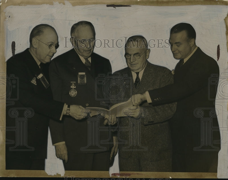 Load image into Gallery viewer, 1940 Press Photo Albert H Fiebach,Frank A Smythe &amp; Ernest L Davis, Bruce Peters
