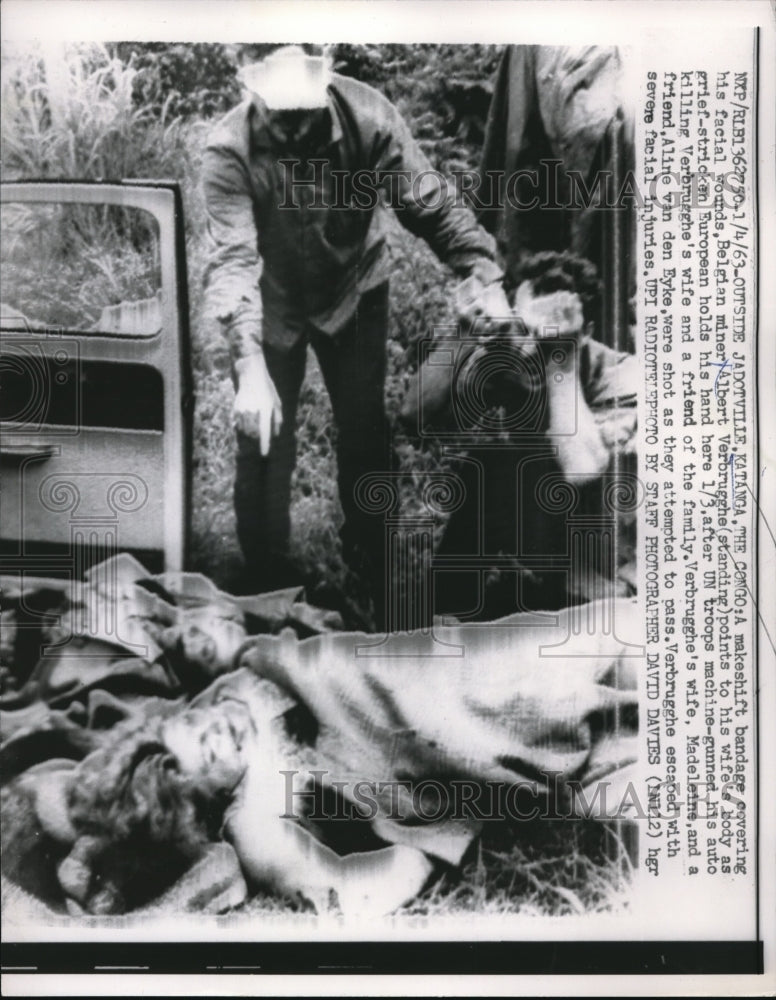 Load image into Gallery viewer, 1963 Press Photo Albert Verbrugge mourns over body of wife killed by UN gunfire

