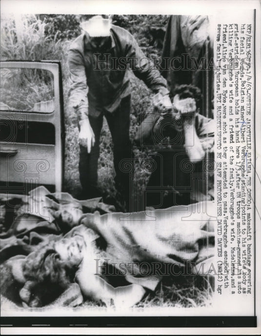 1963 Press Photo Albert Verbrugge mourns over body of wife killed by UN gunfire