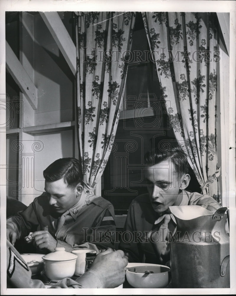 Load image into Gallery viewer, 1948 Press Photo Umtees eat at Fort Knox, New York
