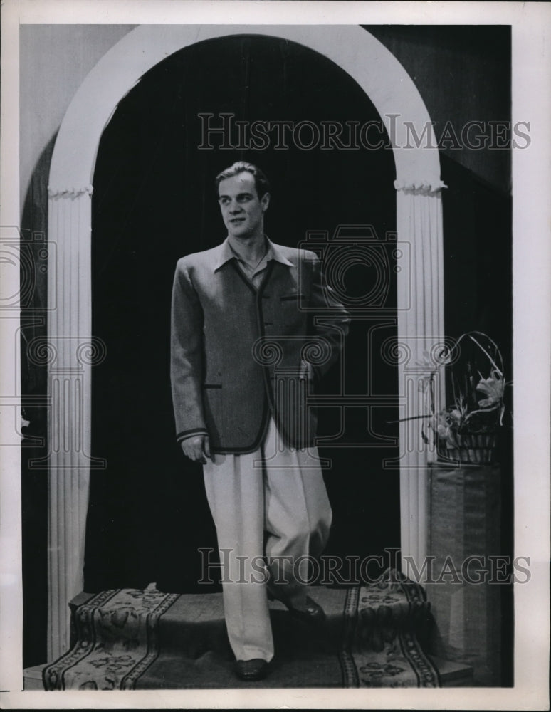 1945 Press Photo Russian Equivalent of GI Joe comes home from war