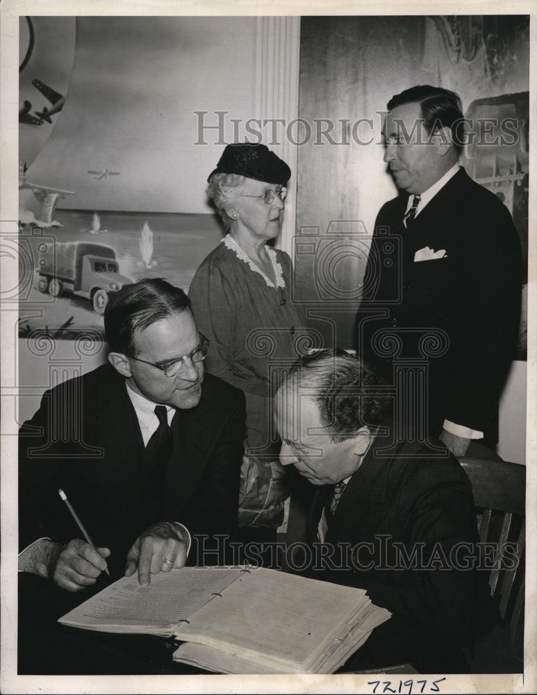 Load image into Gallery viewer, 1944 Press Photo Irving S. Olds of U.S. Steel Corp. in Stockholders meeting.
