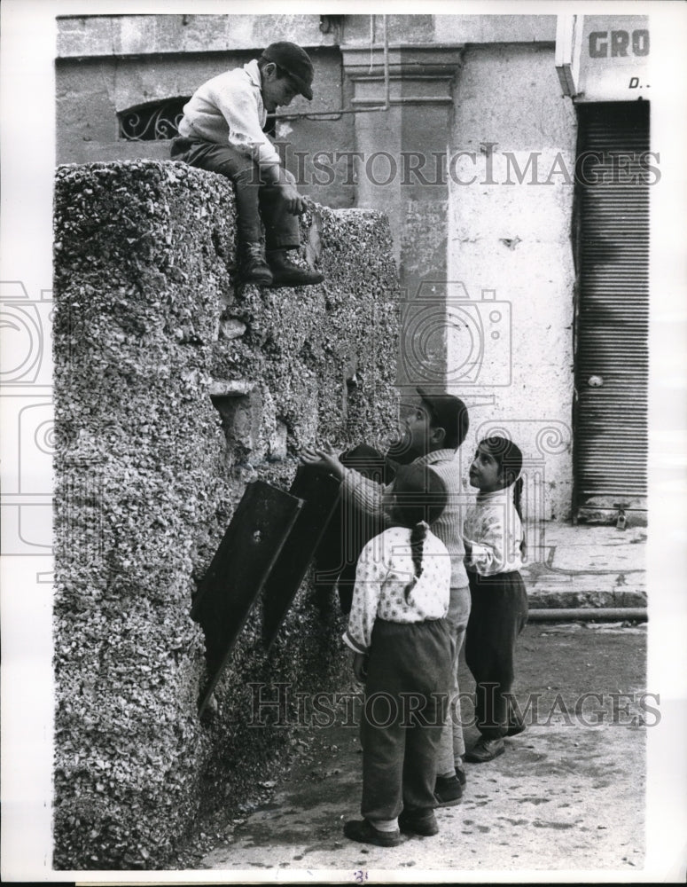 1961 Press Photo Israeli Children of North African Parents Play