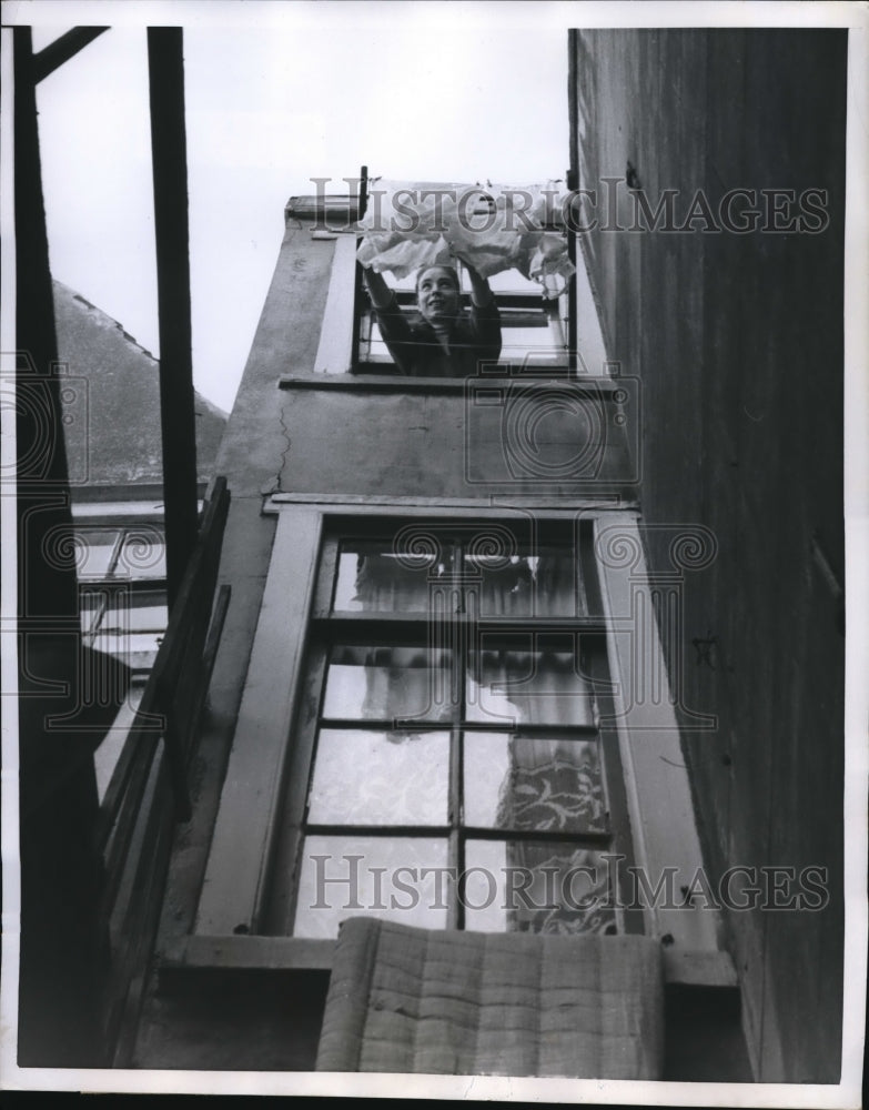 1959 Press Photo Family Wash for residents of the Trompetersteeg-Trumpet Alley