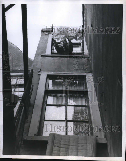 1959 Press Photo Family Wash for residents of the Trompetersteeg-Trumpet Alley