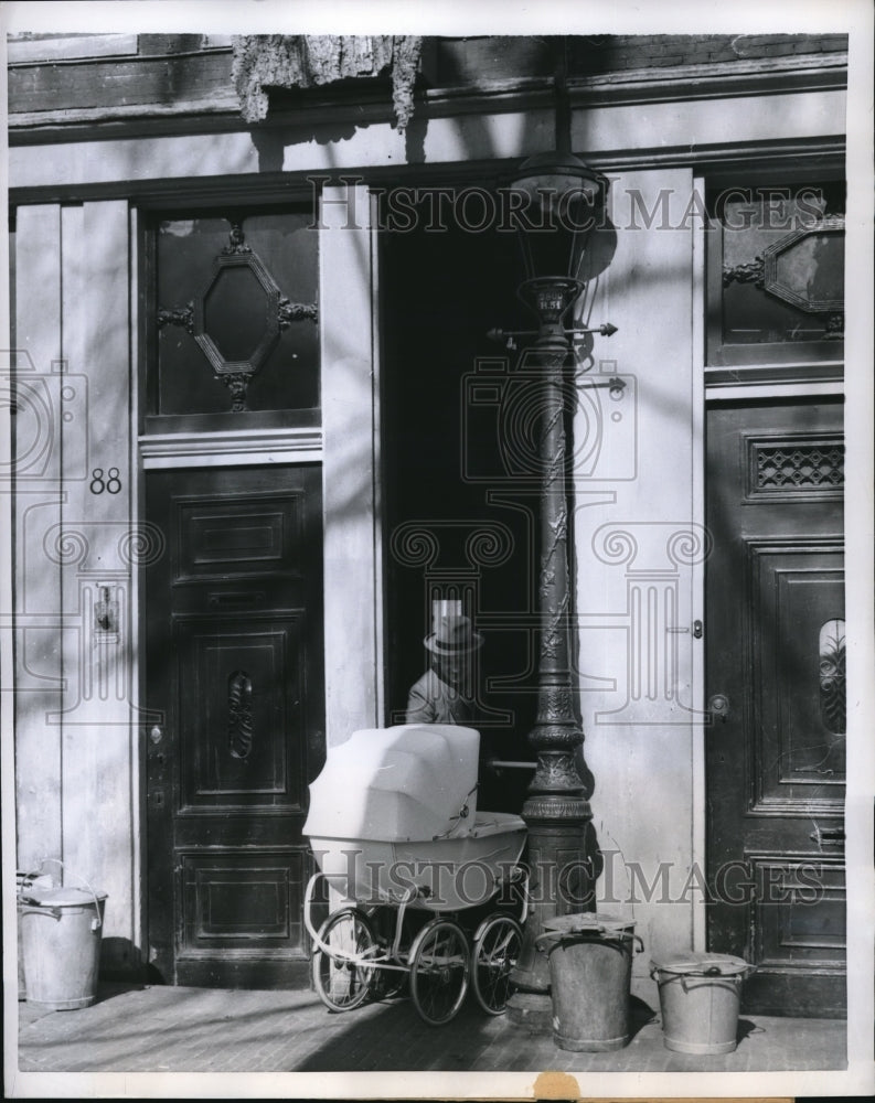 1959 Press Photo Amsterdam, Holland, Trumpet Alley, baby carriage will not fit