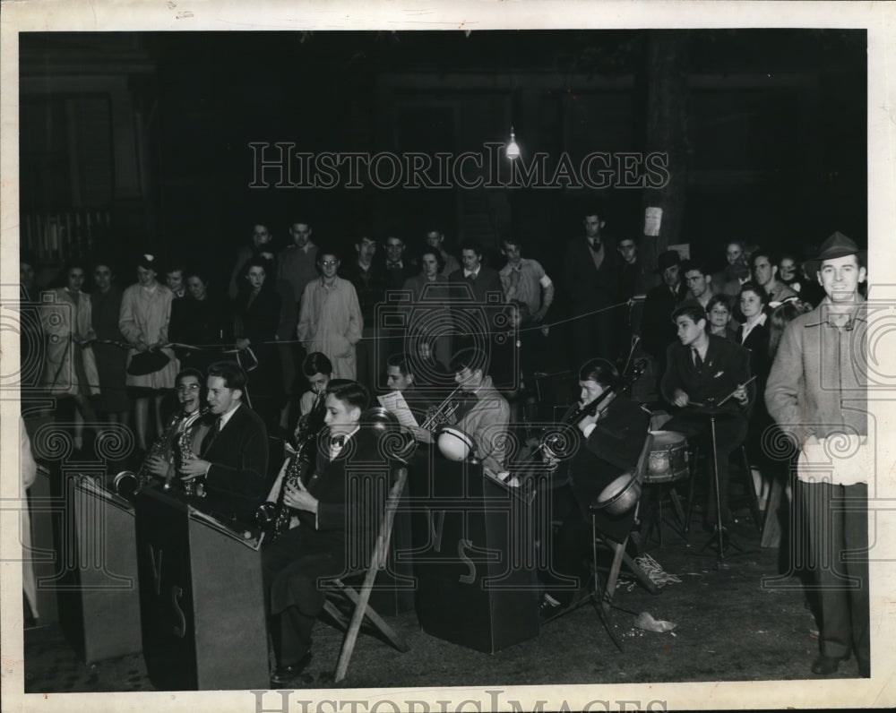 1942 Press Photo Vic Stuart Orchestra Performs At Sector 38 Carnival