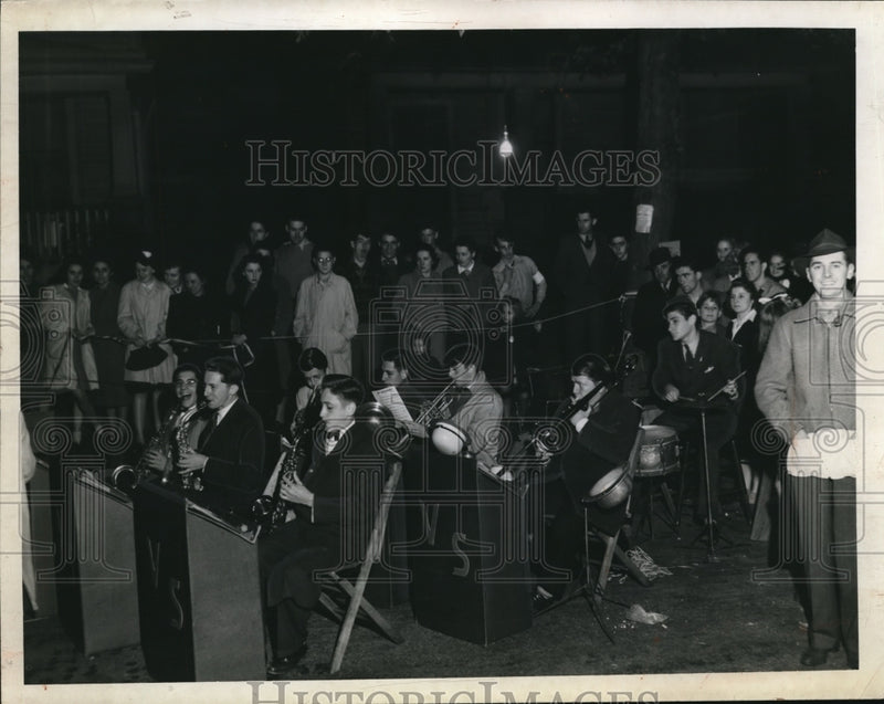 Load image into Gallery viewer, 1942 Press Photo Vic Stuart Orchestra Performs At Sector 38 Carnival
