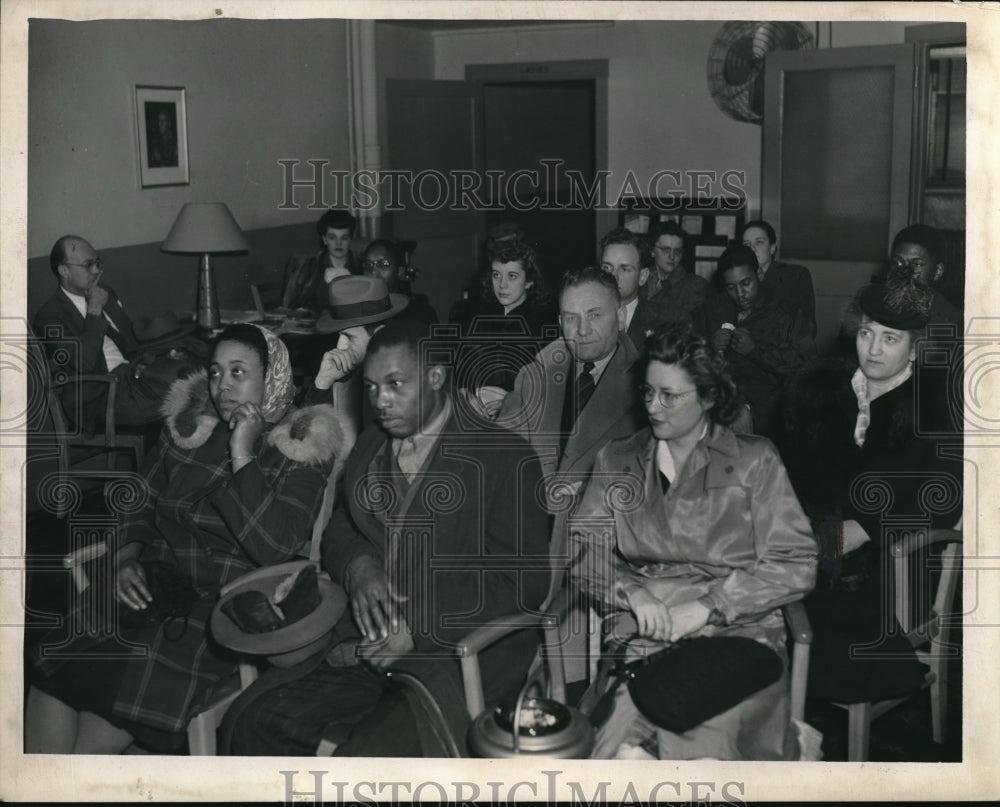 1946 Press Photo Red Cross Service Information Session