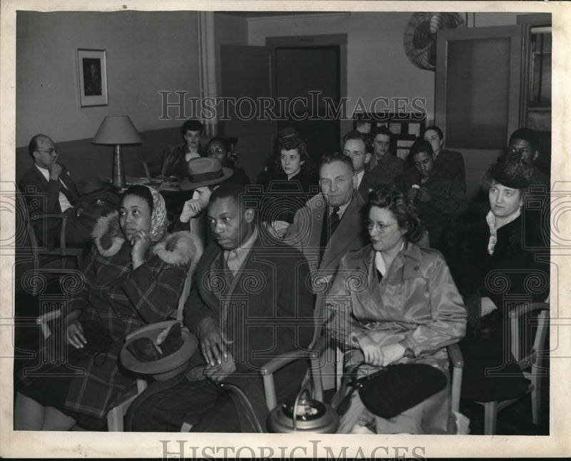 Load image into Gallery viewer, 1946 Press Photo Red Cross Service Information Session
