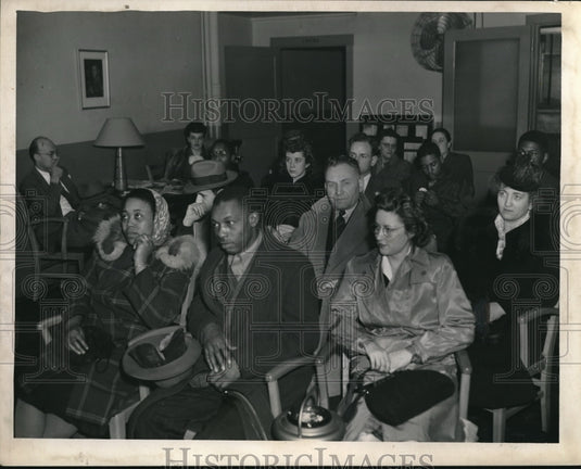 1946 Press Photo Red Cross Service Information Session