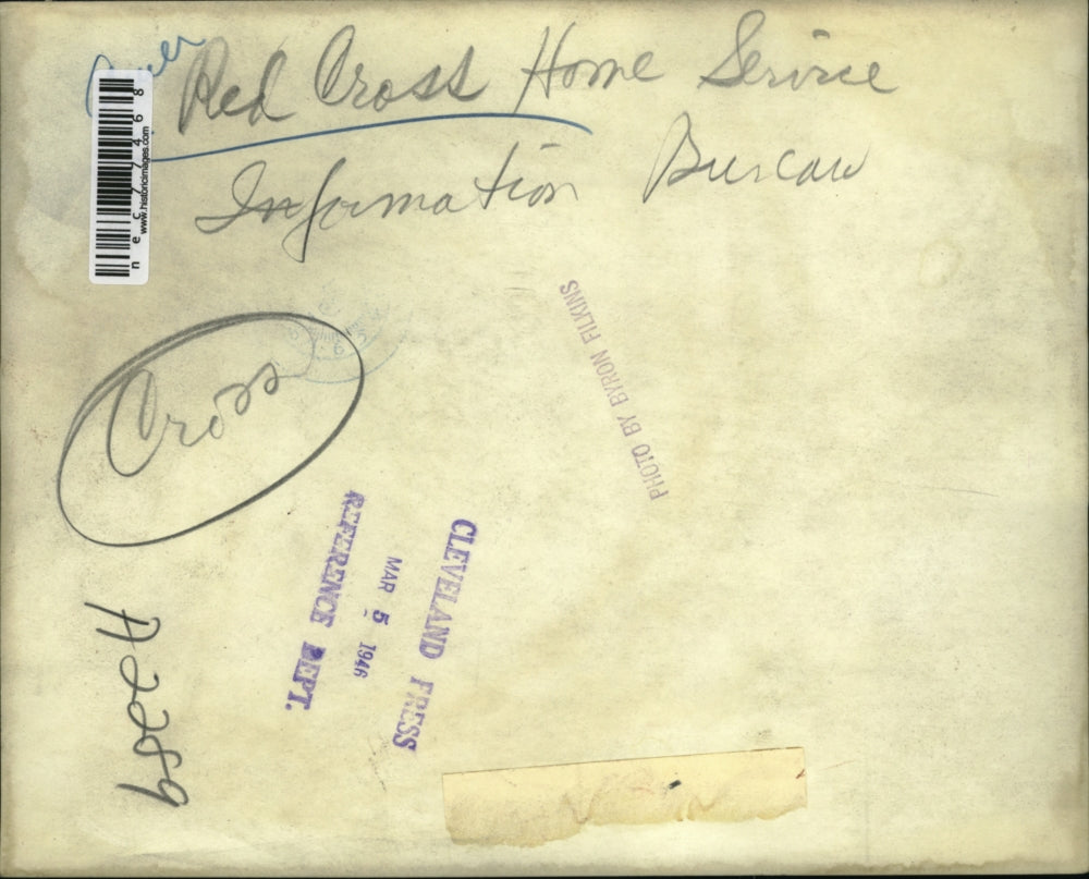 1946 Press Photo Red Cross Service Information Session