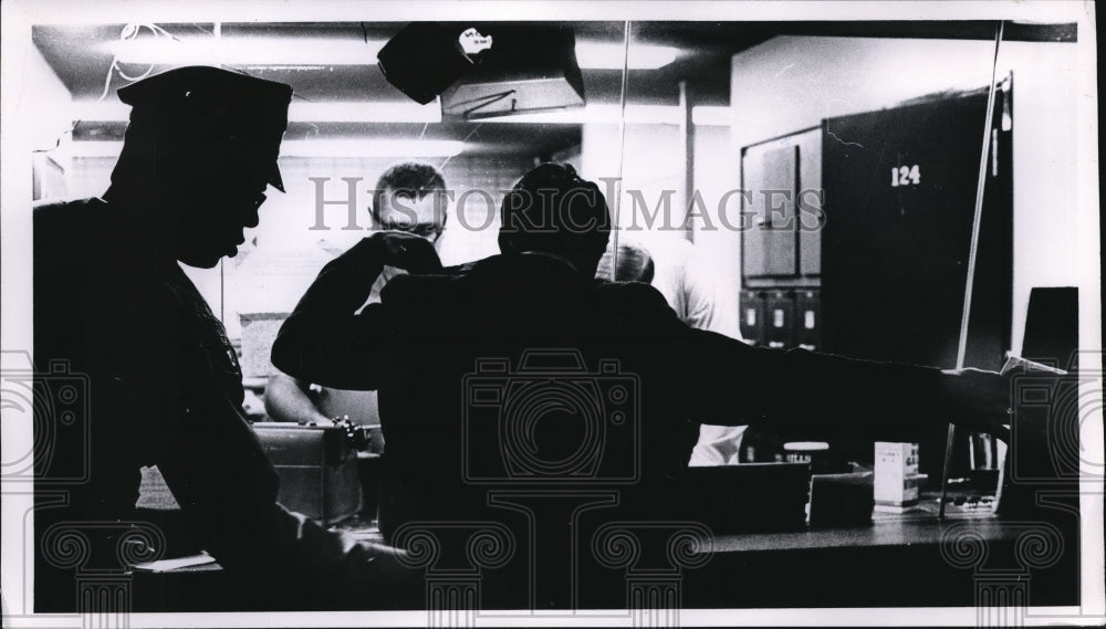 1968 Press Photo Ptl. Darlice Ogletree checks weapons before booking prisoner