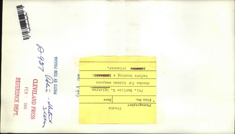 1968 Press Photo Ptl. Darlice Ogletree checks weapons before booking prisoner