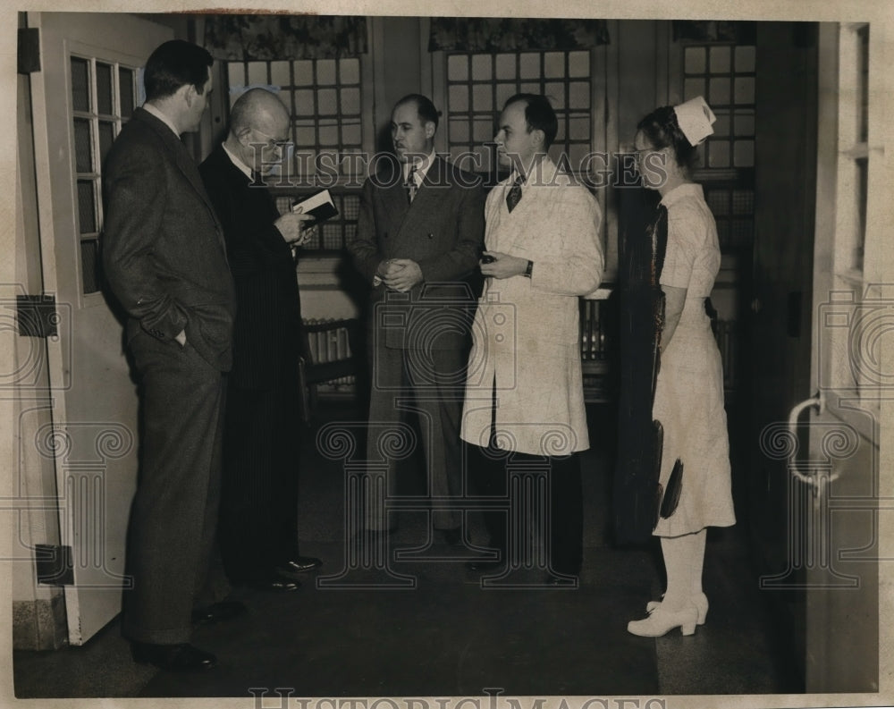 1947 Press Photo Doctors and Nurses during Hospital Review, - Historic Images