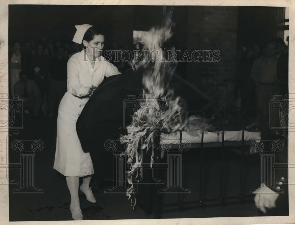 1938 Press Photo Ms. Mary Walsh Student Nurse in City Hospital.