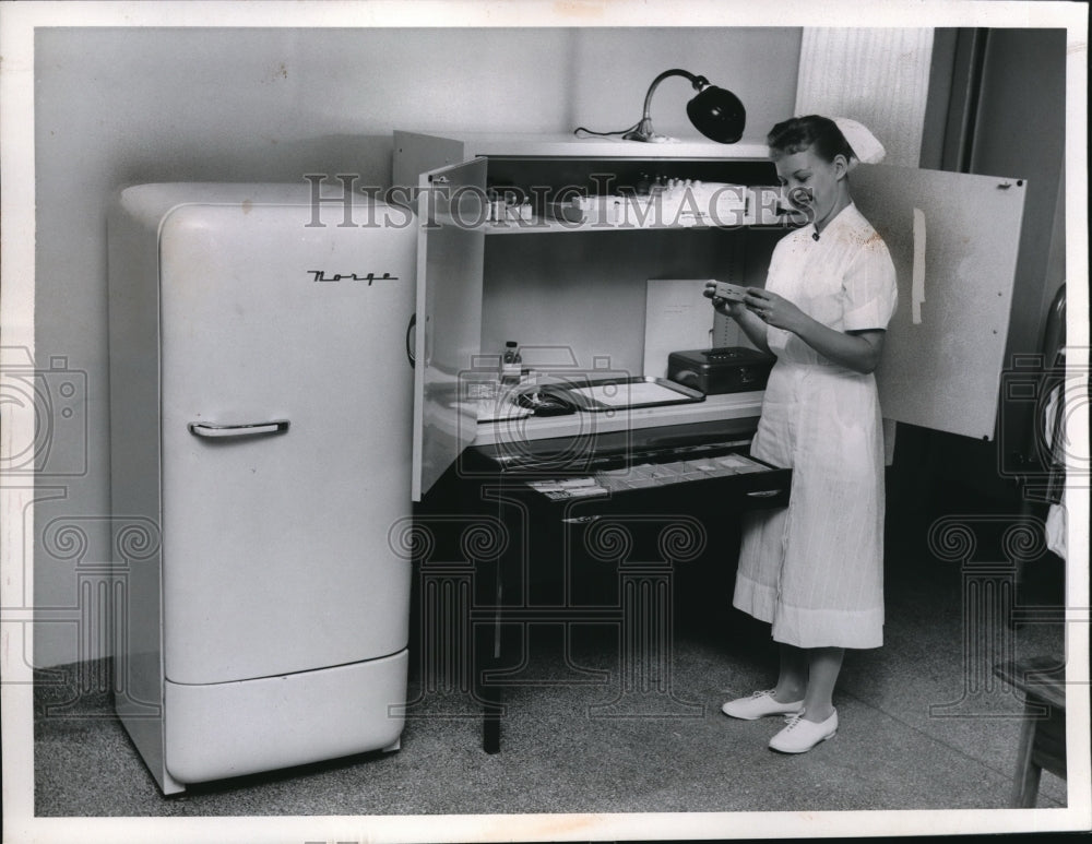 1958 Press Photo Ms. Elaine Nordstrom Nurse in Constant Cane Room.