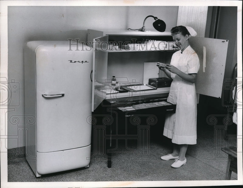 Load image into Gallery viewer, 1958 Press Photo Ms. Elaine Nordstrom Nurse in Constant Cane Room.
