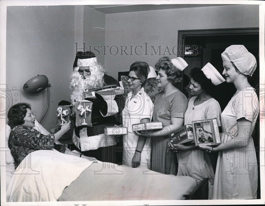 1964 Press Photo Marymount Hosp. Christmas Party give gift to Patients.