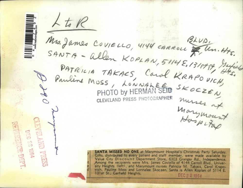 1964 Press Photo Marymount Hosp. Christmas Party give gift to Patients.