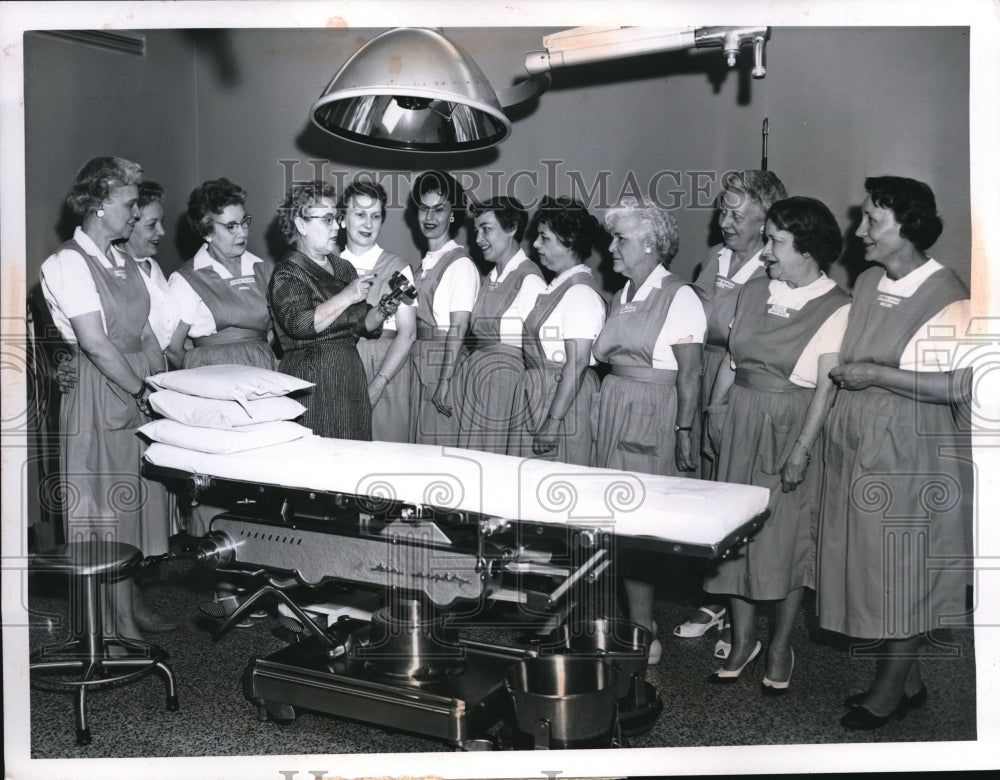 1960 Press Photo Mrs. Leota Harnden of Grace Hospital give training guides/