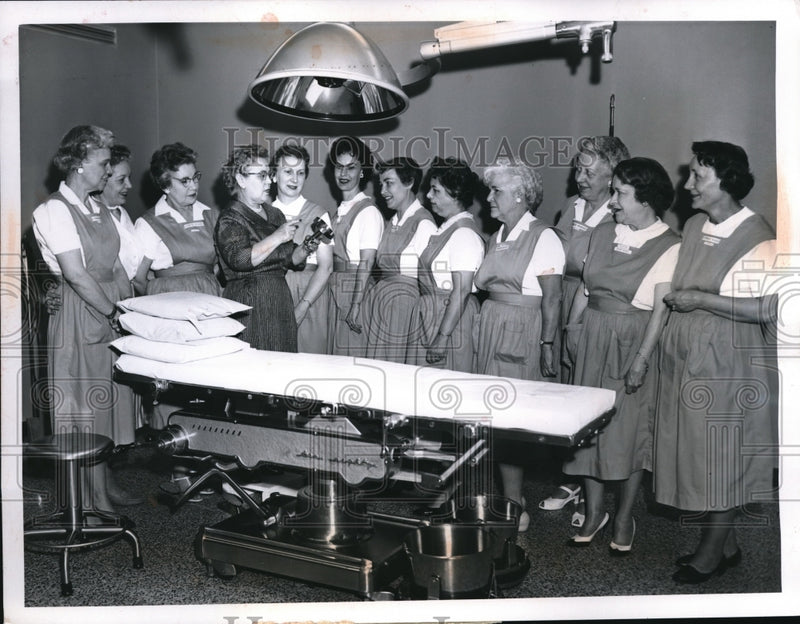 Load image into Gallery viewer, 1960 Press Photo Mrs. Leota Harnden of Grace Hospital give training guides/
