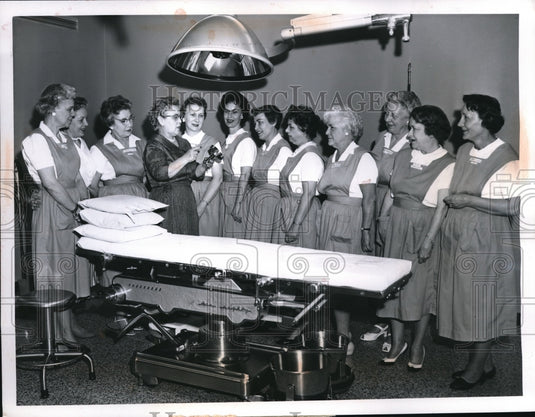 1960 Press Photo Mrs. Leota Harnden of Grace Hospital give training guides/