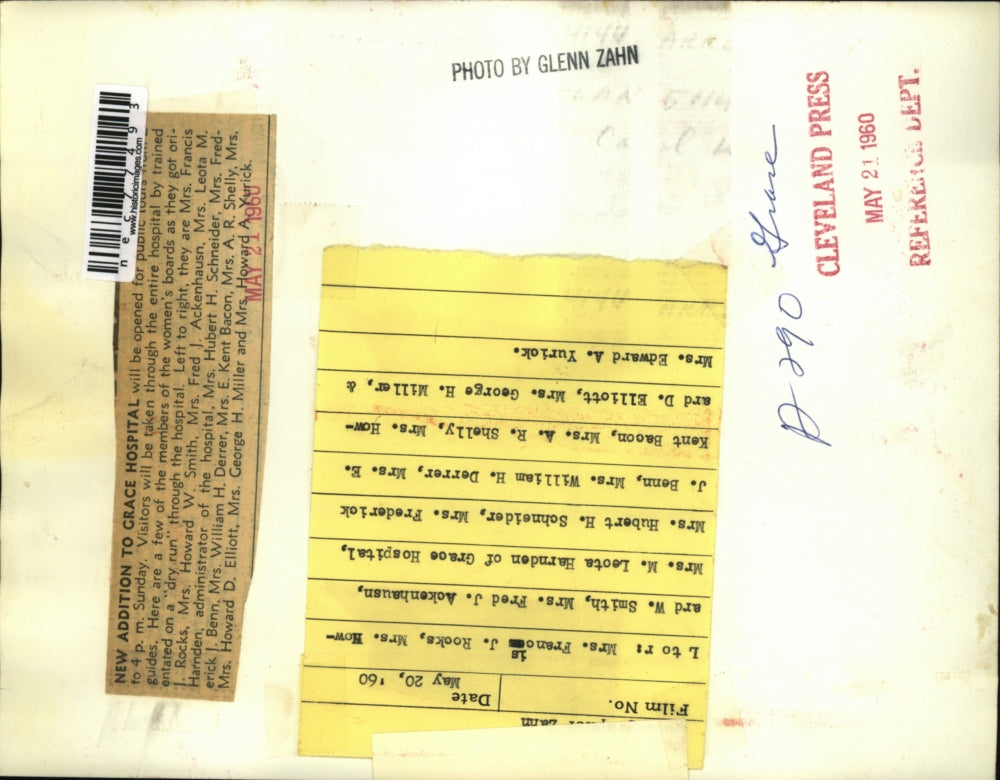 1960 Press Photo Mrs. Leota Harnden of Grace Hospital give training guides/