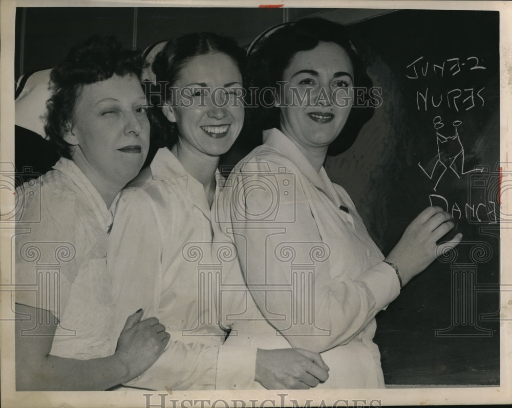 1951 Press Photo Nurses of Glenville Hospital pledge from hospital new building.