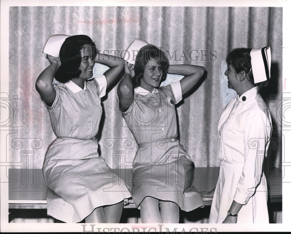 1964 Press Photo Karen Kehoe Barbara Burtnett Mrs. Warren Blakely