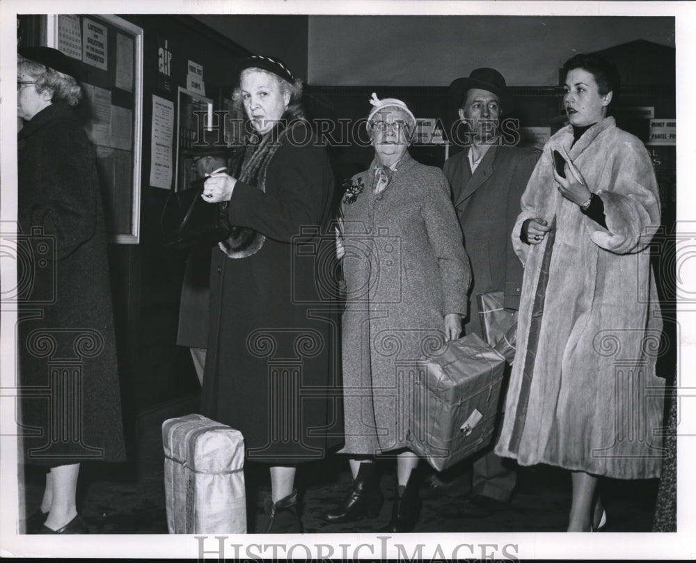 1955 Press Photo Lineup at Lakewood Parcel Post window