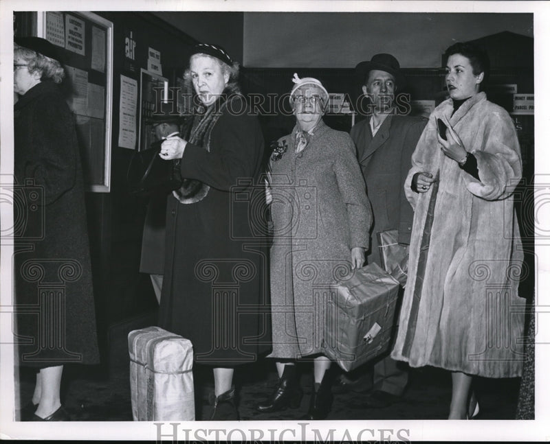 Load image into Gallery viewer, 1955 Press Photo Lineup at Lakewood Parcel Post window
