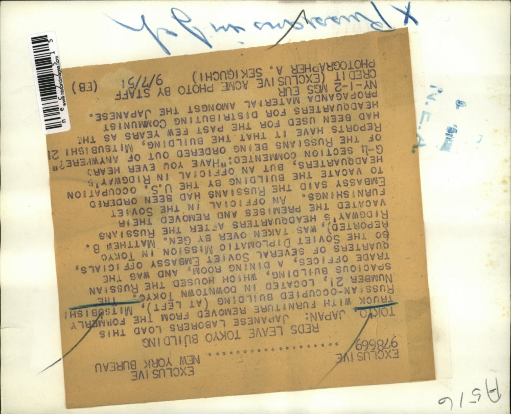 1951 Press Photo Laborers load furniture from ex-Russian occupied bldg in Tokyo