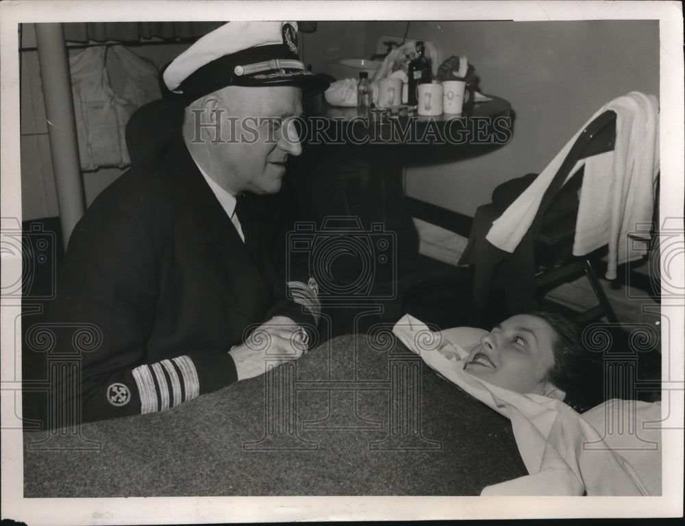 1947 Press Photo Capt. Charles Anderson and sole rowboat survivor Sheila Dupuia- Historic Images