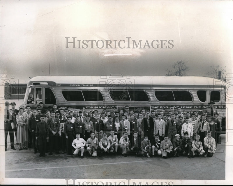 Load image into Gallery viewer, 1958 Press Photo Boys' class picture before a road trip
