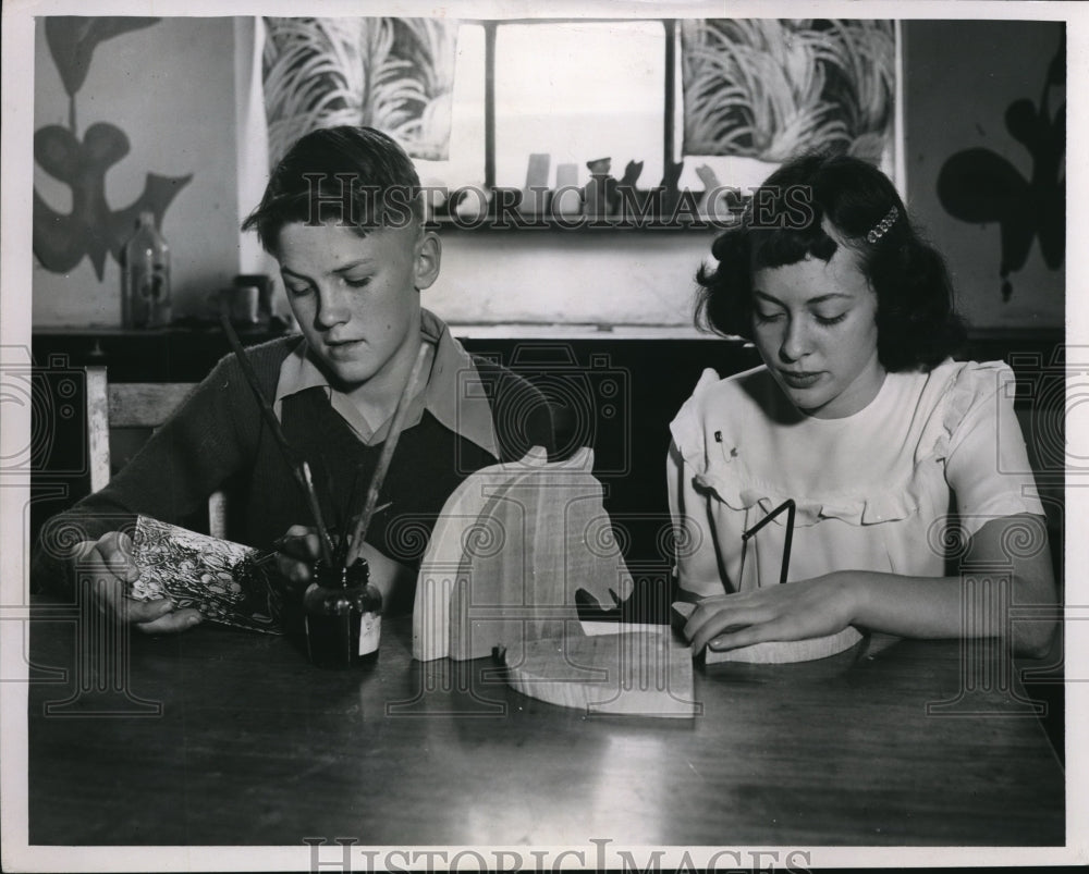 1947 Press Photo Job Corson & Lois Knowles during an arts & crafts class