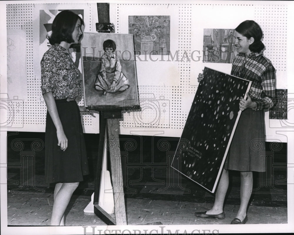 1965 Press Photo 2 students discussing art work at Brush High School