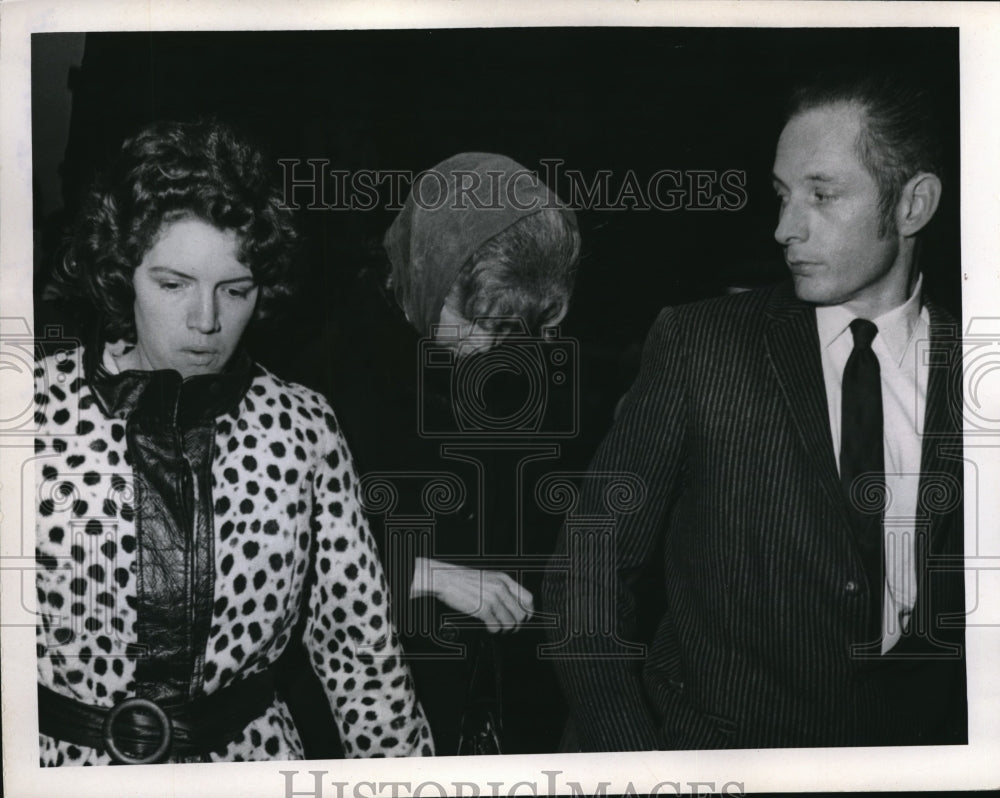 1970 Press Photo Mrs Huddleston, Mrs Gill & Mr Huddleston on a funeral