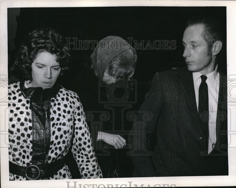 Load image into Gallery viewer, 1970 Press Photo Mrs Huddleston, Mrs Gill &amp; Mr Huddleston on a funeral
