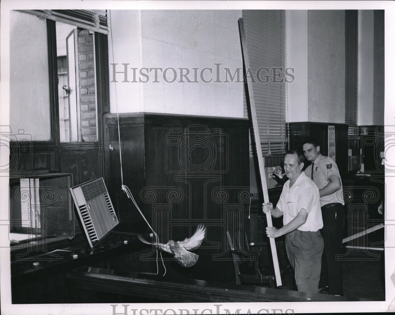 Load image into Gallery viewer, 1963 Press Photo Geo Klimko &amp; Depiuty Sheriff Pete Elliott
