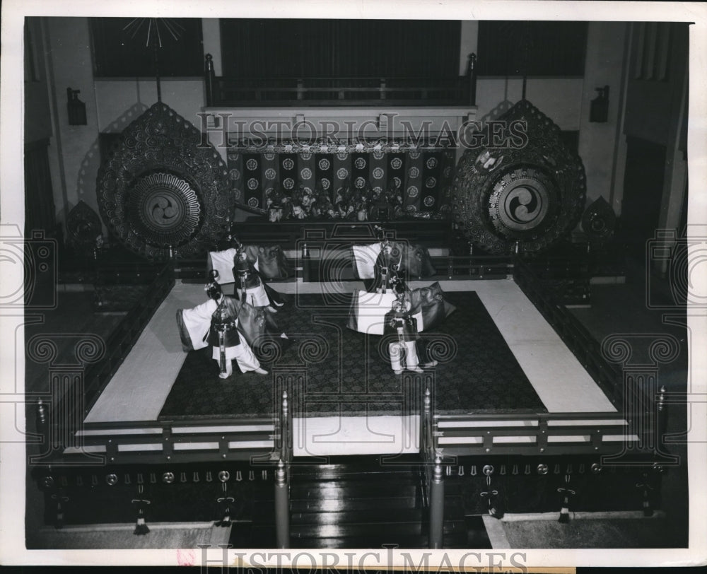 1945 Press Photo Japanese Imperial Music Hall ceremonial dancers in play