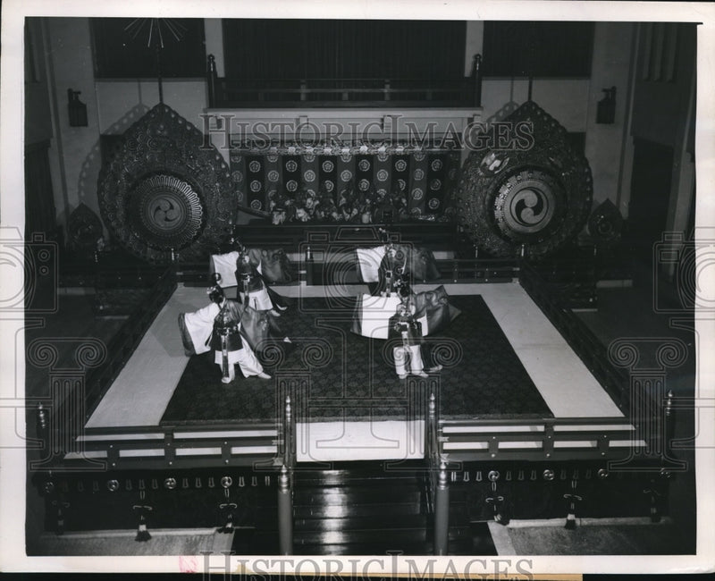 Load image into Gallery viewer, 1945 Press Photo Japanese Imperial Music Hall ceremonial dancers in play

